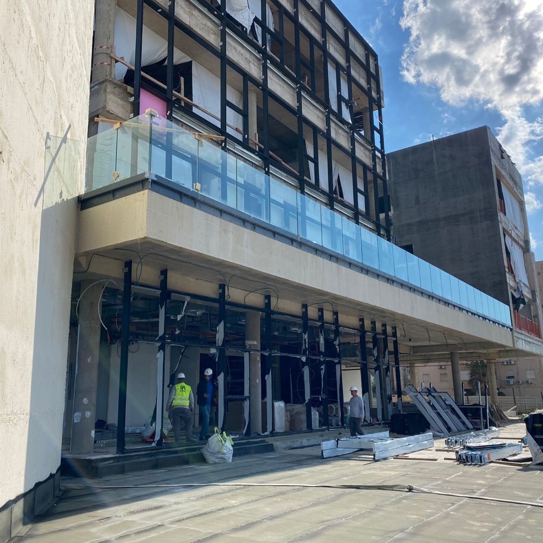 מעקות זכוכית בשתילה יבשה